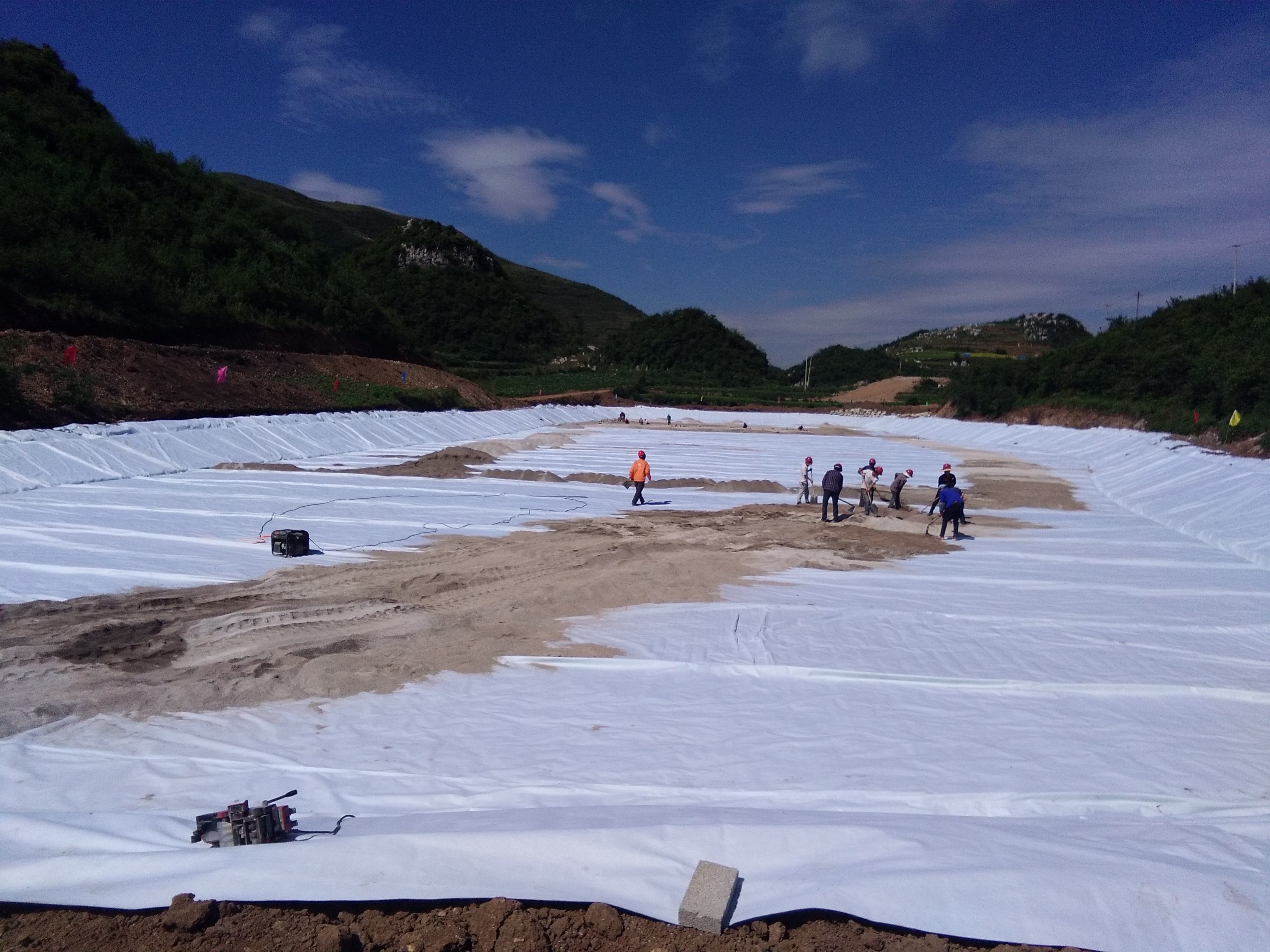 山谷型垃圾填埋場防滲土工膜規格應如何設計？